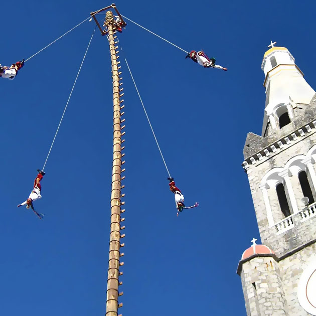 Contemplar a los Voladores  - CUETZALAN, PUEBLO MÁGICO